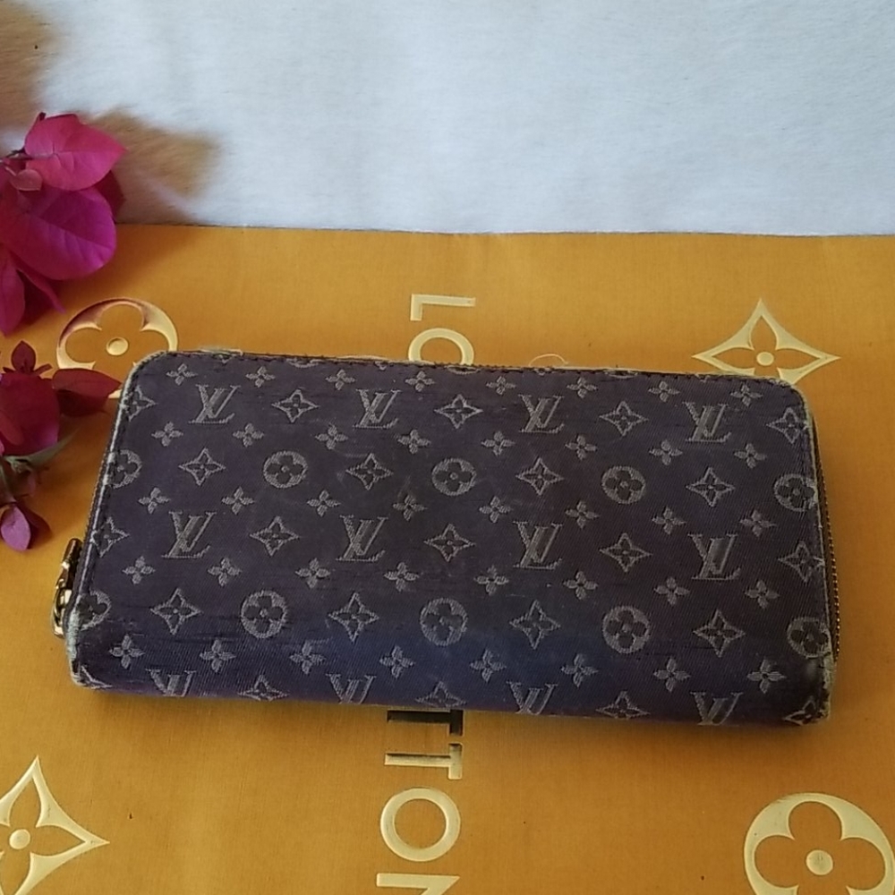 Authentic Louis Vuitton Zippy wallet